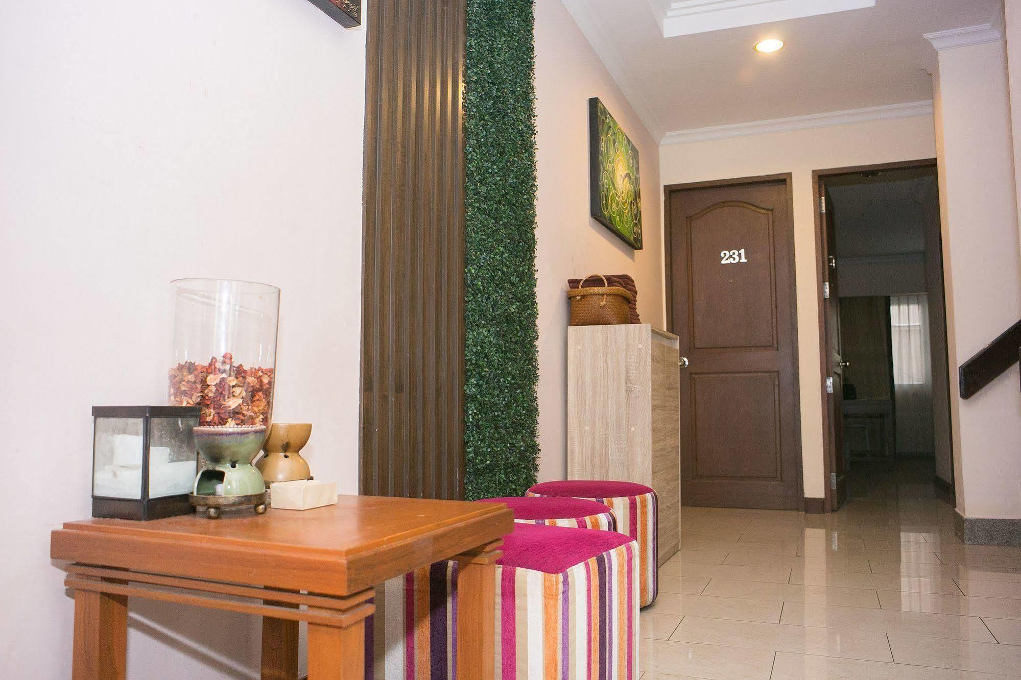 Zen Rooms Silom 12 Bangkok Exterior photo